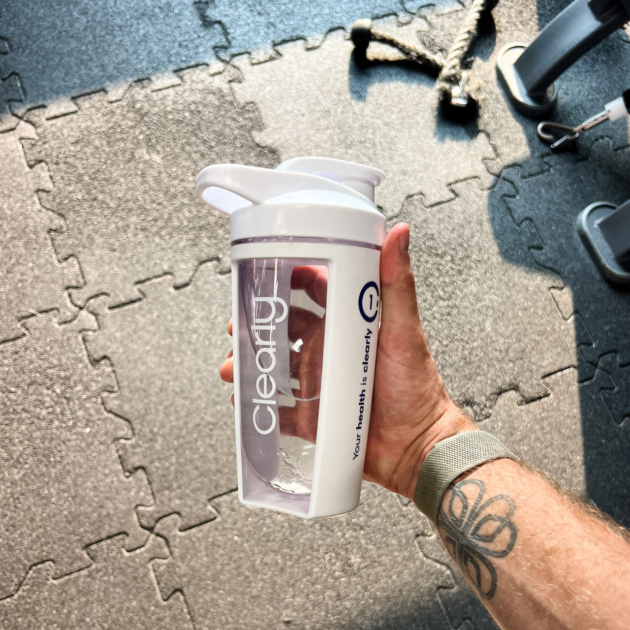 Clearly shaker bottle for gym workouts, featuring a sleek design and secure lid, ideal for protein shakes and fitness drinks.